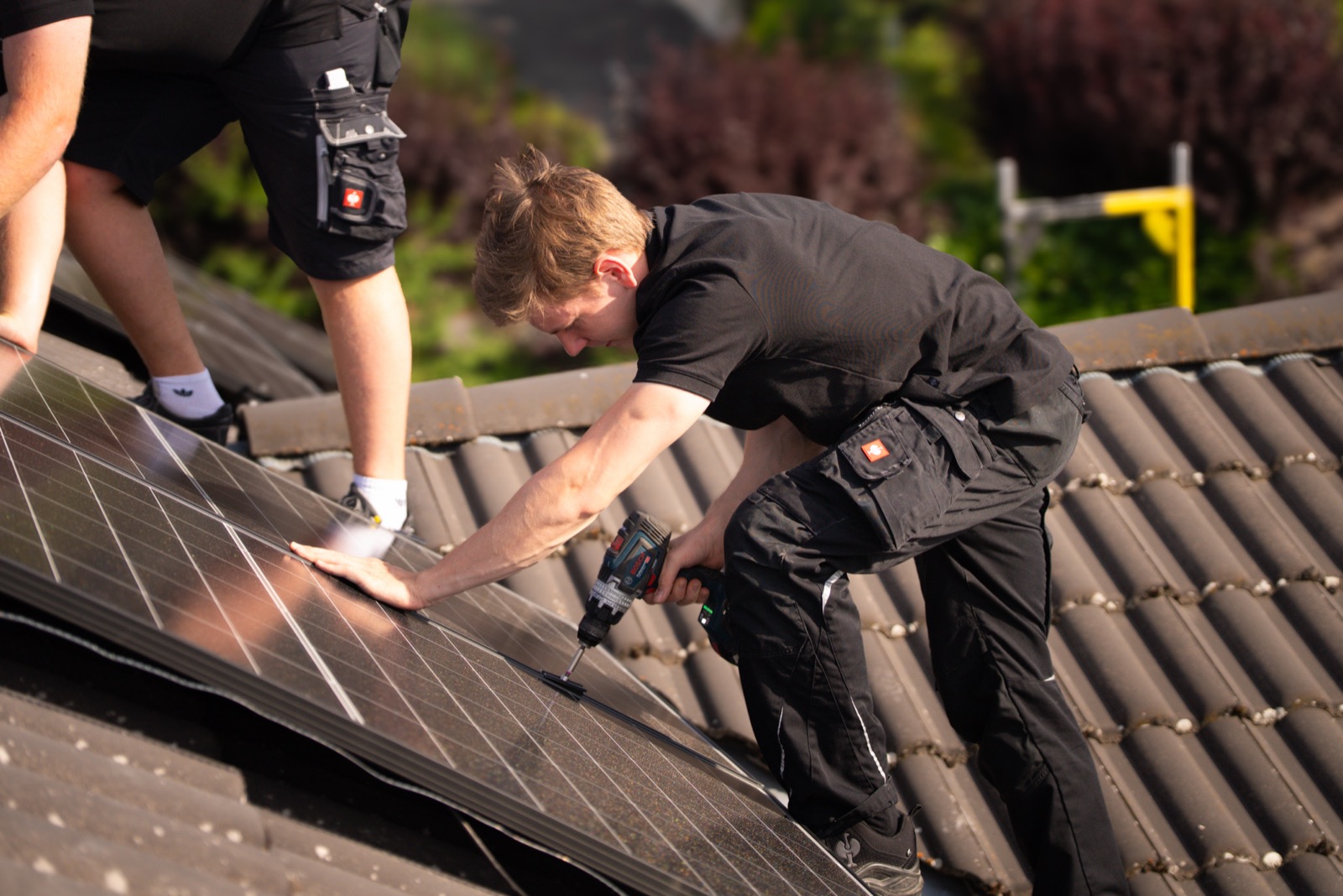 Maximilian Schreck verschraubt ein Solarmodul